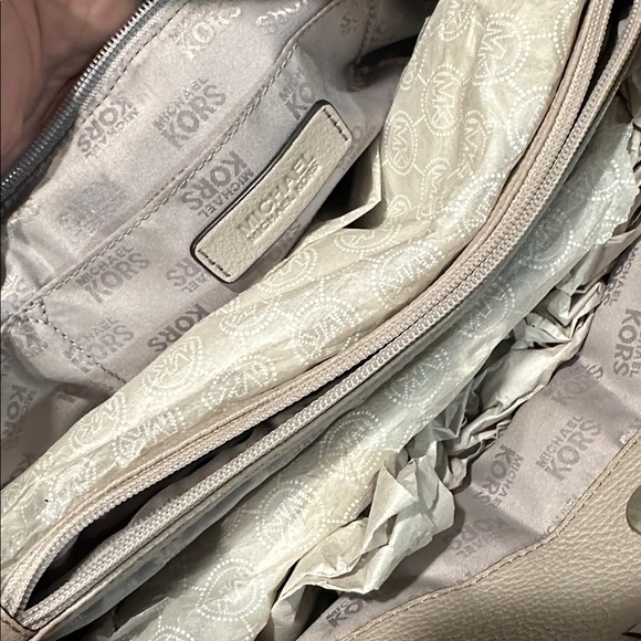 Elegant Gray Michael Kors Women's Handbag - Picture 3 of 3